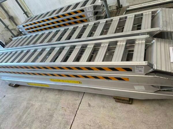 微信图片_20260430095311_605_32 Aluminum loading ramps 8.5T load capacity 3.8m longX 500mm wide X 150mm Height - one pair.